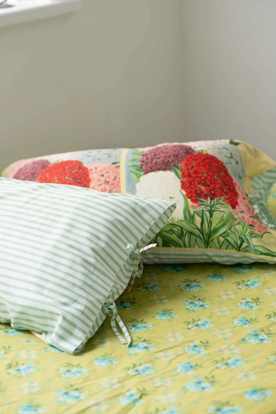 Women Lazybones Phlox Pillowcase Set