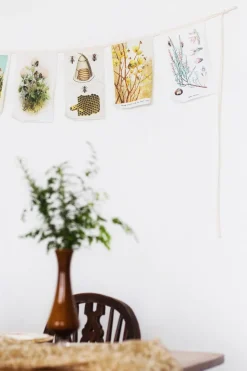 Women Lazybones Precious Bees Garland